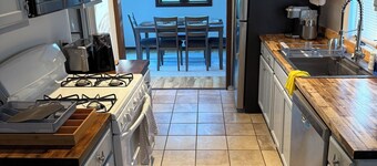 Cozy East Haven Home • Near Beach & Yale