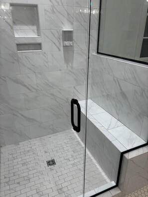 Toallas, jabón, papel de baño 