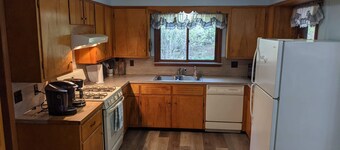The Best of Both Worlds – 3 bedroom house with Lake Access Without the Crowds