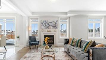 Una televisión, una chimenea