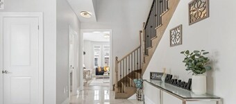 Modern Spacious 4-bedroom house with WiFi, AC in Brampton