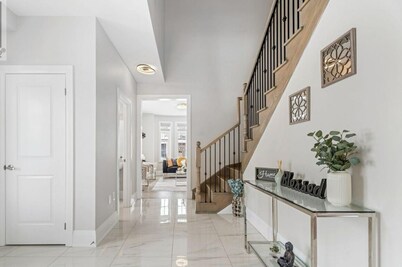 Modern Spacious 4-bedroom house with WiFi, AC in Brampton