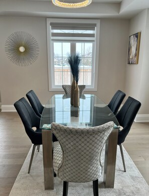 Dining - Modern Spacious 4-bedroom house with WiFi, AC in Brampton (Brampton)