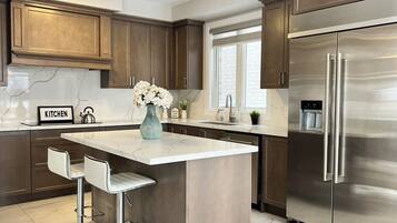 Microondas, horno, placa de cocina y lavavajillas