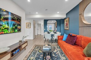 Smart TV, books - Family-Sized Luxury Suite: King Bed, Workspace, Huge Lawn & Epic Sunset (Calgary)