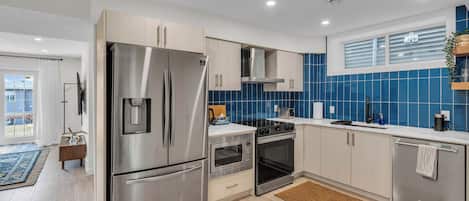 Frigorifero, microonde, forno, piano cottura