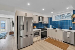 Fridge, microwave, oven, stovetop - Family-Sized Luxury Suite: King Bed, Workspace, Huge Lawn & Epic Sunset (Calgary)