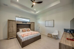 3 bedrooms, desk, iron/ironing board, travel cot - Brand new build - Heated Pool - Canal - Game Room - BBQ - Western Exposure (Cape Coral)