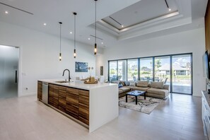 Smart-TV, Kamin, Tischfußball, Tischtennisplatte