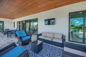 Smart TV, fireplace, table football, ping pong - Brand new build - Heated Pool - Canal - Game Room - BBQ - Western Exposure (Cape Coral)