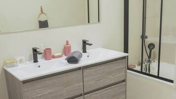 Douche, sĂšche-cheveux, serviettes fournies, savon