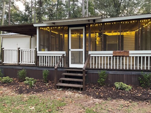 Secluded Cottage on a Pond-come enjoy fall out in the country