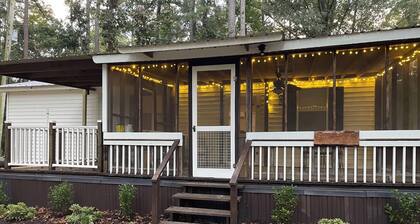 Secluded Cottage on a Pond-come enjoy fall out in the country