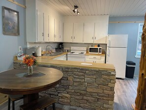 雪櫃、微波爐、焗爐、爐具