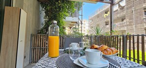 Outdoor dining - Cosy Apartment In A Green Setting -Nice (Nice)