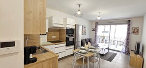 Kühlschrank, Mikrowelle, Ofen, Herdplatte