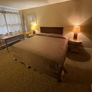 In-room safe, desk, laptop workspace, free WiFi - Twin Creeks Motel (Lumby)
