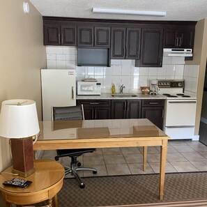 Room, 1 Queen Bed, Non Smoking, Kitchenette | In-room safe, desk, laptop workspace, free WiFi