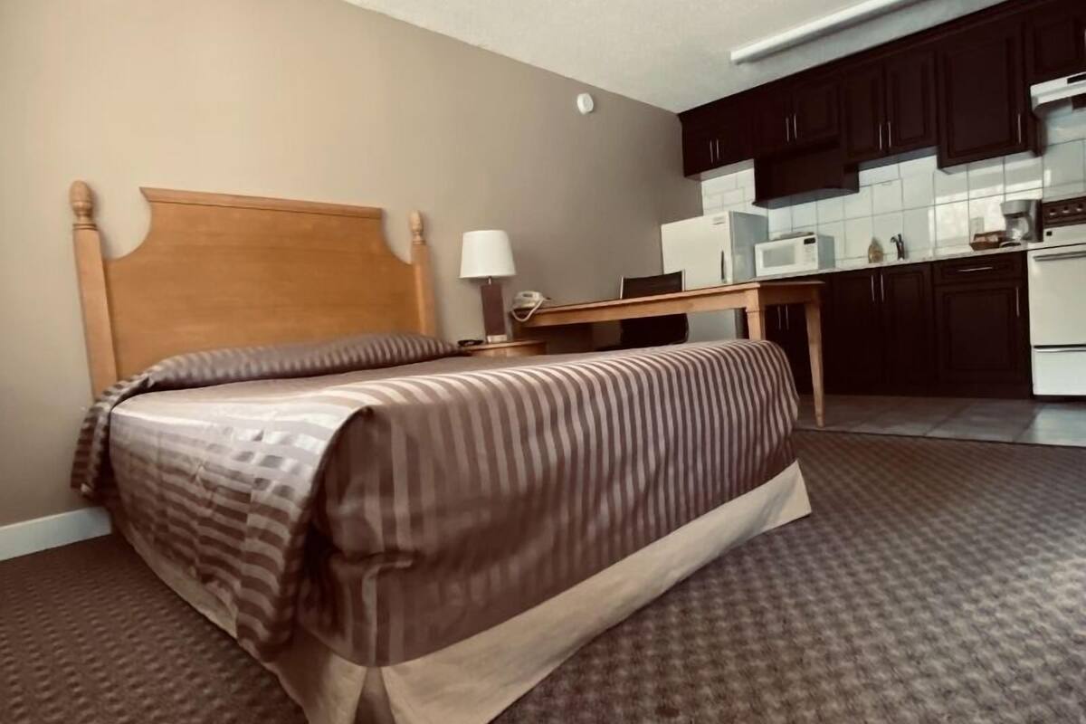 Room, 1 Queen Bed, Non Smoking, Kitchenette | In-room safe, desk, laptop workspace, free WiFi