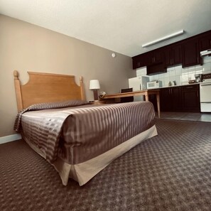 Room, 1 Queen Bed, Non Smoking, Kitchenette | In-room safe, desk, laptop workspace, free WiFi