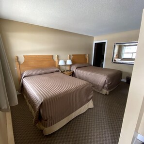 Single Room, 2 Queen Beds, Non Smoking, Air conditioning | In-room safe, desk, laptop workspace, free WiFi - Twin Creeks Motel (Lumby)
