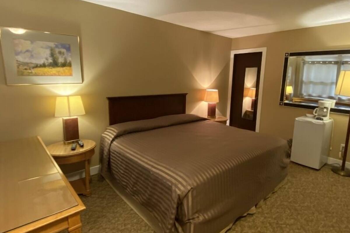 In-room safe, desk, laptop workspace, free WiFi