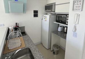 Fridge, microwave, oven, coffee/tea maker