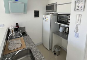 Réfrigérateur, micro-ondes, four, cafetière/bouilloire