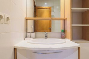 Apartment | Bathroom | Hair dryer, towels, shampoo - Charming Flat - 1br-4p- Tour Eiffel (Paris)