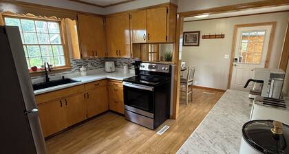 Charming 3-bedroom house in lovely Presque Isle with WiFi, AC