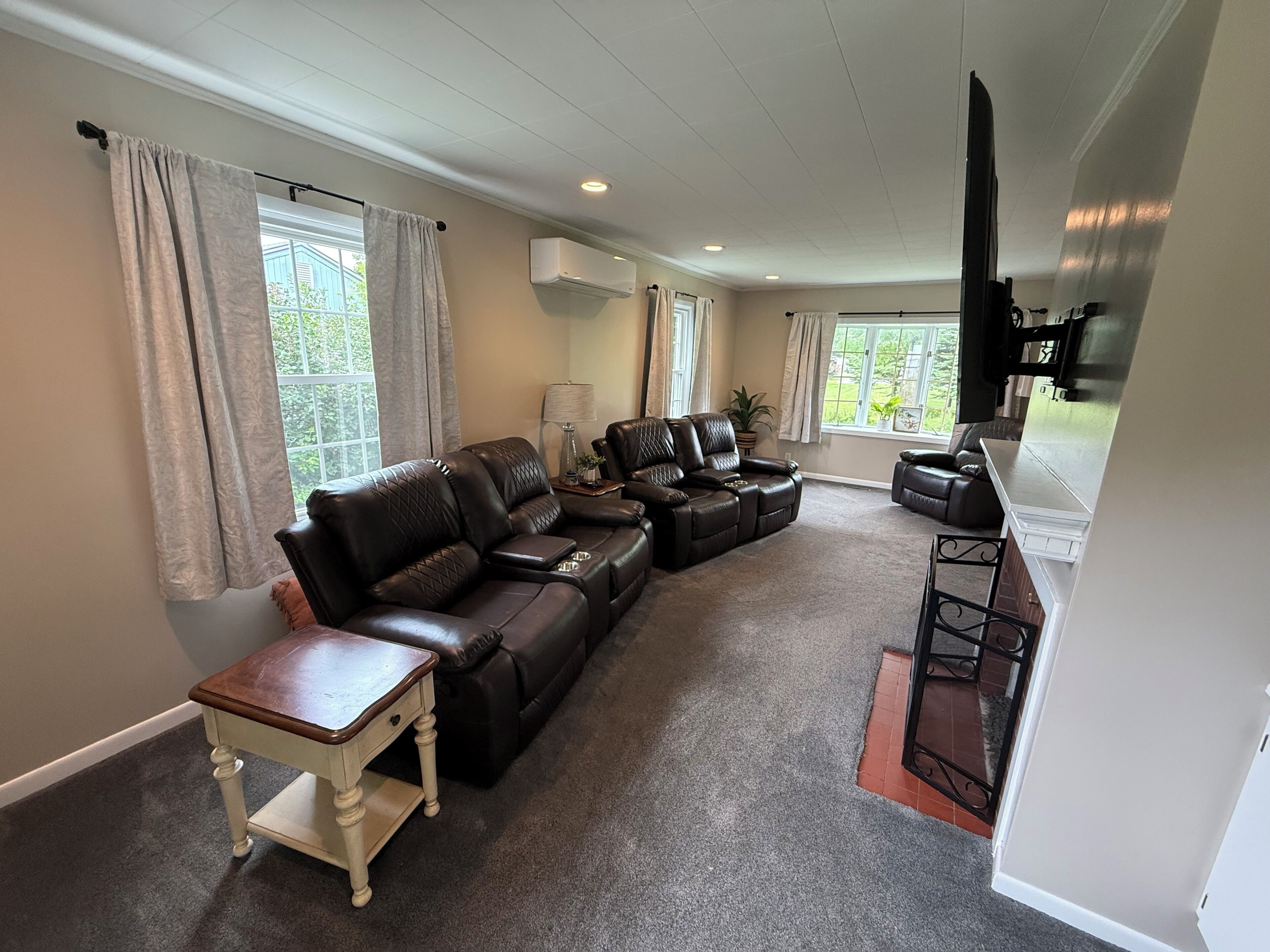 Smart TV, chimenea y libros 