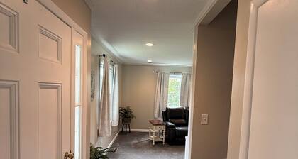 Charming 3-bedroom house in lovely Presque Isle with WiFi, AC