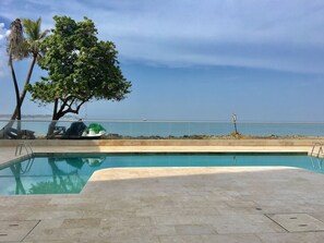 A swimming pool with a clear view of the ocean and a tree in the background. - Cozy with Sunset View! You'll Love it.Directly owner (Cartagena de Indias)