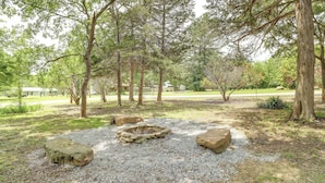 A natural outdoor area with trees, a fire pit, and a gravel path. - Minutes to the Square • Fire Pit • Dog Friendly (Mountain View)