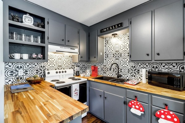 Frigorífico, microondas, horno y placa de cocina