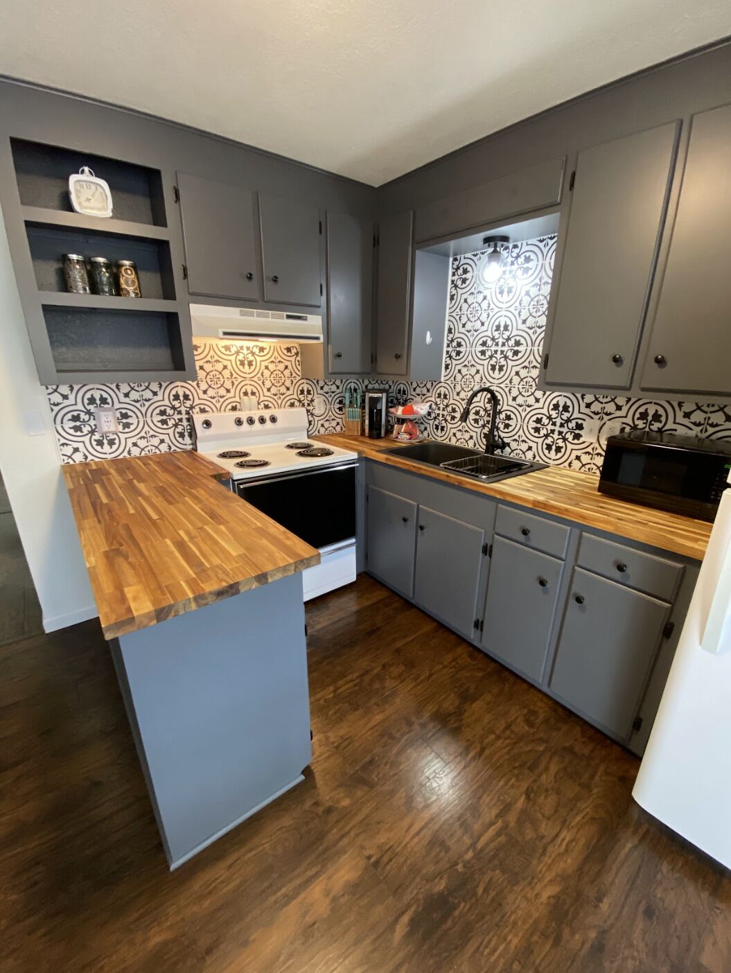 Een koelkast, een magnetron, een oven, een kookplaat