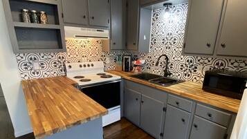 Een koelkast, een magnetron, een oven, een kookplaat