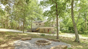 A two-story house with a covered porch and a fire pit in the yard. - Minutes to the Square • Fire Pit • Dog Friendly (Mountain View)