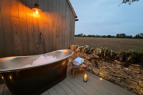 Tranquil dog friendly cottage with outdoor bath - Apple Tree Cottage, Daglingworth