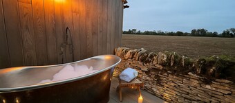 Tranquil dog friendly cottage with outdoor bath - Apple Tree Cottage, Daglingworth