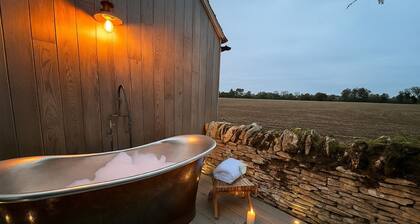 Tranquil dog friendly cottage with outdoor bath - Apple Tree Cottage, Daglingworth