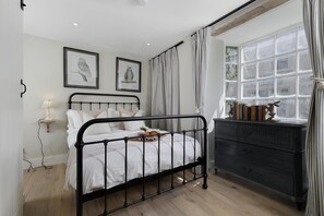 2 bedrooms, WiFi, bed sheets - Wonderful, stylish, dog friendly - Flat 1 Martins House (Stow-on-the-Wold)