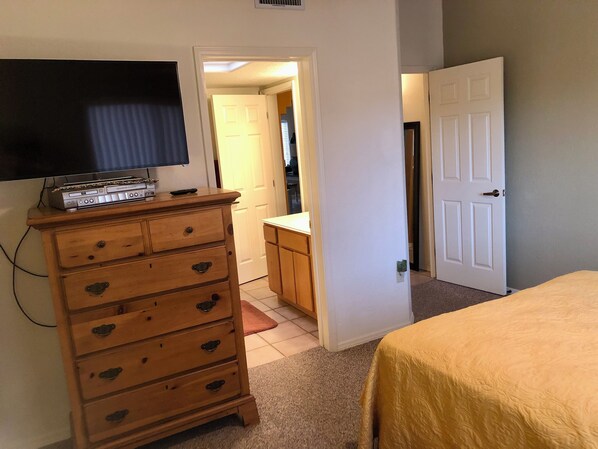 2 Schlafzimmer, Schreibtisch, Bügeleisen/Bügelbrett, WLAN