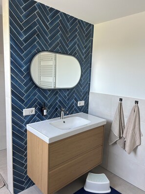 Dusche, Haartrockner, Handtücher, Toilettenpapier