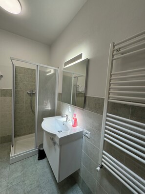 Een douche, een haardroger, een bidet, zeep