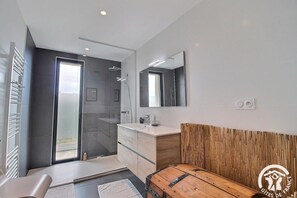 Douche, séchoir à cheveux, serviettes fournies