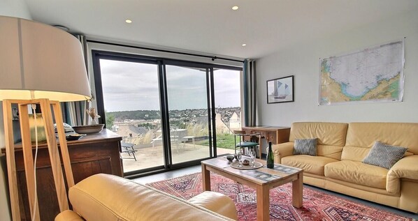 Una televisión, libros