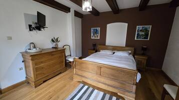 9 bedrooms, WiFi, bed sheets