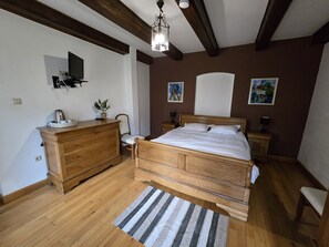 9 bedrooms, WiFi, bed sheets - Peaceful Village Stay at Transylvanian Nest – just minutes from Brașov (Cristian)