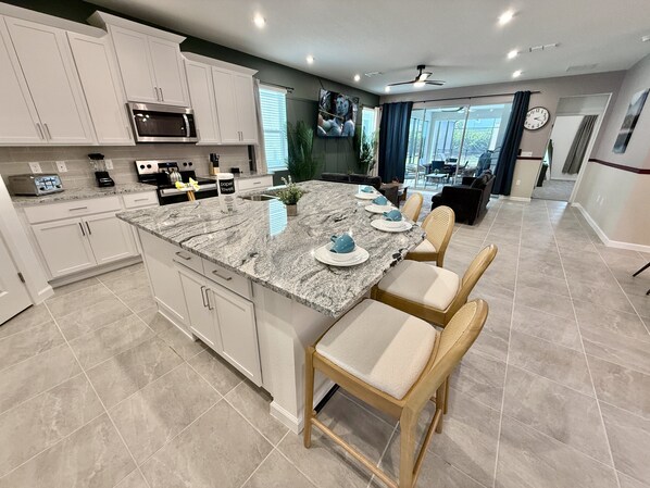 Køleskab, mikrobølgeovn, ovn, kogeplade